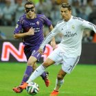 Cristiano Ronaldo intenta escaparse de un adversario en el partido jugado en Varsovia