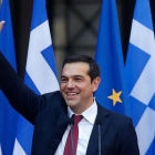 El primer ministro griego, Alexis Tsipras, se puso por primera vez una corbata para celebrar el final del rescate. /