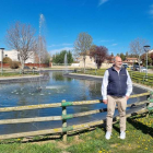 Ricardo de Dios y el alcalde, Manuel García, en el lago artificial. DL