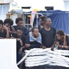 Inmigrantes esperan en el puerto italiano de Catania. O. SCARDINO
