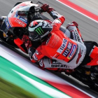 El tricampeón Jorge Lorenzo (Ducati), en su vuelta rápida de hoy, en Misano.
