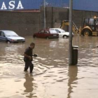 Un hombre atraviesa una calle anegada por la lluvia, ayer en Ceuta