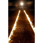 Las llamas iluminan las vías por donde llegaban los trenes a Auschwitz