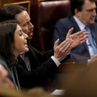 Irene Montero y Pablo Iglesias gesticulan durante la intervención de Soraya Sáenz de Santamaría en la sesión de control.