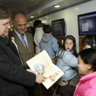 El presidente de las Cortes muestra a unos niños el programa «Parlabús»
