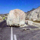 Imagen de la espectacular piedra que cayó ayer en la N-122, en la provincia de Soria