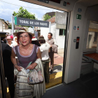 Una de las participantes en el último viaje de época de Toral en Tren. ANA F. BARREDO