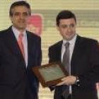 Leandro Pérez Manzanera entrega el premio a Enrique Martínez