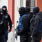 Policías belgas desplegados en una calle de Molenbeek, este lunes.