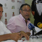 Adolfo López, en primer término, junto al director general de la Cultural, Felipe Llamazares, ayer, durante la rueda de prensa.
