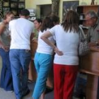 Varios visitantes son atendidos en la oficina de Turismo de Astorga por su personal