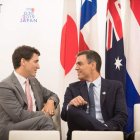 Justin Trudeau y Pedro Sánchez charlan distendidos durante el G-20 en Osaka. G20 HANDOUT