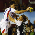 El jugador del Reale Ademar, Mikel Aguirrezabalaga, durante una acción de ataque.