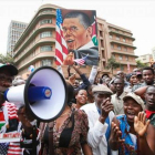 Simpatizantes de Obama vitorean al presidente de EEUU mientras esperan verle pasar, en Nairobi, ayer.
