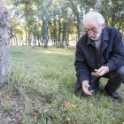 José Ángel González Cuenca con un ejemplar de seta en el Monte San Isidro.