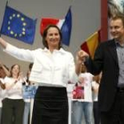 Ségolène Royal saluda a sus fieles arropada del presidente Zapatero