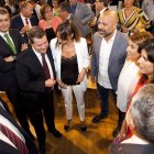 García-Page y a su izquierda los dos miembros de Podemos que han entrado en el Gobierno. H. MARTÍN
