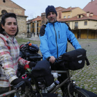 Alba y Andoni en la plaza del Grano