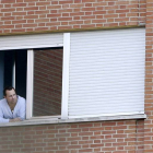 Javier Limón, marido de Teresa Romero, la auxiliar de enfermería contagiada por virus del ébola, en la ventana de la habitación del Hospital Carlos III donde permanece ingresado, aislado y en observación