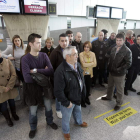 Trabajadores se concentran ante los mostradores de la compañía en el aeropuerto de Lavacolla.