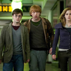 De izquierda a derecha los personajes de Harry Potter, Ron Weasley y Hermione Granger, en una escena de 'Harry Potter y las reliquias de la muerte'.
