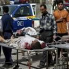 Sanitarios iraquíes trasladan a los heridos en un tiroteo en Bagdad