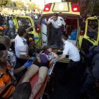 Los médicos, atiendendiendo a uno de los manifestantes heridos en el desfile del Orgullo Gay en Jerusalén el pasado jueves.