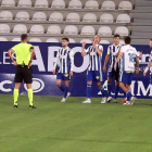 El delantero brasileño Yuri celebra el segundo gol de la SD Ponferradina con sus compañeros en el partido frente al CD Lugo disputado en El Toralín. ANA F. BARREDO