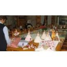 Una de las religiosas del centro da los últimos toques a la exposición del rastrillo solidario