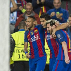 Neymar, Suárez y Messi se abrazan después de un hacerle un gol al City.