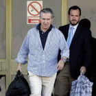 En el centro, Miguel Blesa, tras salir de la prisión de Soto del Real.
