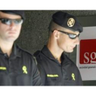 Dos guardias civiles en la entrada de la sede de la Sociedad General de Autores y Editores (SGAE).