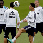 Cristiano controla el balón en el entrenamiento de ayer junto a Pepe y Michael Essien.
