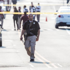 Agentes de policía estadounidenses permanecen en el lugar donde se produjo un tiroteo en Alexandria, Virginia (Estados Unidos), hoy 14 de junio de 2017.