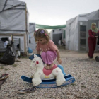 Una niña siria juega en un campo de refugiados griego.