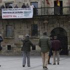 Plaza Mayor de Astorga, con la pancarta. FERNANDO OTERO