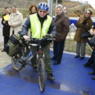 Un peregrino danés inauguró casualmente la pasarela, ante la mirada del subdelegado (detrás)