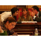 Abel Pardo, Gema Cabezas y Javier Chamorro, en un instante del Pleno de ayer en San Marcelo.