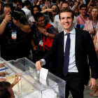 Casado y Sáenz de Santamaría en el momento de depositar sus respectivos votos en la jornada de ayer. JUAN CARLOS HIDALGO / ZIPI
