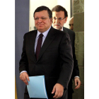 El presidente del Gobierno, Mariano Rajoy, y el presidente de la Comisión Europea, José Manuel Durao Barroso, al inicio de la rueda de prensa ofrecida tras la reunión que ambos han mantenido hoy en el Palacio de la Moncloa.
