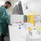 Un técnico de laboratorio en la organización Checkpoint Barcelona.