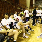 Los jugadores del Ademar, durante un descanso del entrenamiento