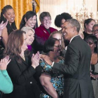 Obama recibe a un grupo de mujeres en la Casa Blanca tras firmar esta semana dos órdenes ejecutivas a favor de la igualdad salarial y una mayor transparencia.