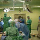 Equipo médico operando en uno de los nuevos quirófanos convencionales del Hospital de León