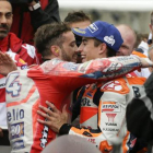 Dovizioso y Márquez se abrazan en el box al final de la carrera de MotoGP.