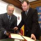 Manuel Morón y Antonio Silván, durante la firma del convenio en la sede de la Consejería de Fomento