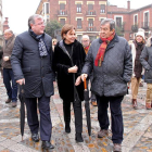 Francisco Álvaerz Cascos(D), con el alcalde de León, Antonio Silván(I), y la regidora de Gijón, Carmen Moriyón (C) pasean por el Cid.