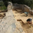 Los sondeos en el interior revelan más enterramientos y un arco fajón