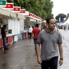 El librero y editor leonés Héctor Escobar, en primer término, entre las casetas de la Feria del Libro de Madrid