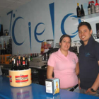 Brenda Arley y Óscar Fajardo, en su bar.